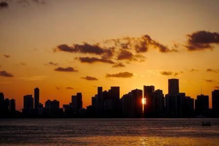 Апартаменты Heart Of Downtown Miami Studio Pool & Gym Экстерьер фото